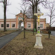 Kříž před hřbitovem v Žirovnici