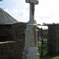 Boží muka na severní straně hřbitova v Lipné