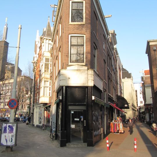 Hoekhuis onder schilddak