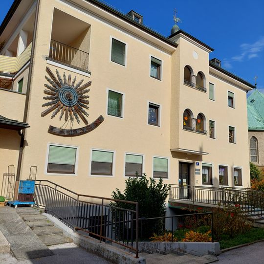 Altersheim, Asyl Riedenburg und Figurenbildstock Maria Immaculata