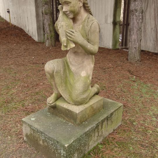 Plastika Dívka s holubicí