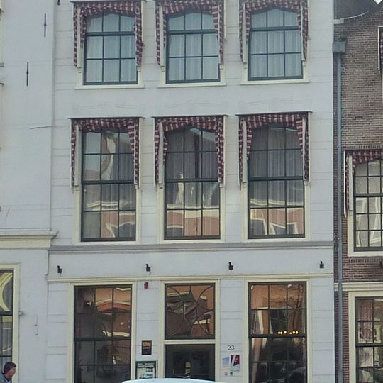 Pand met gepleisterde lijstgevel