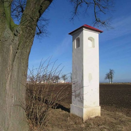 Boží muka u Senice na Hané v poli