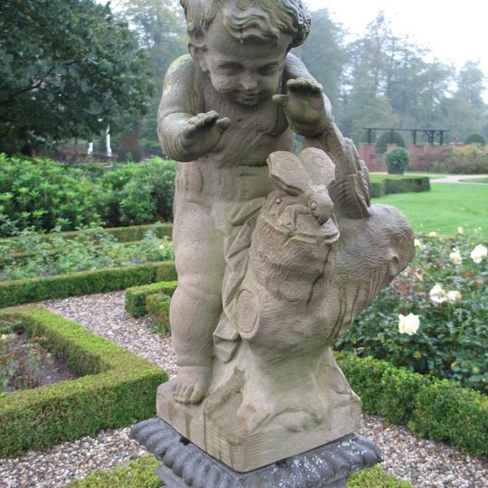 Putto in de rozentuin