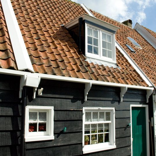 Houten huis onder zadeldak