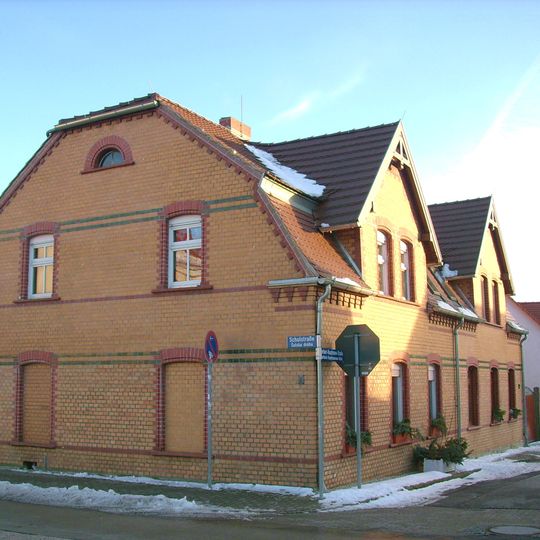 Wohnhaus als Doppelwohnhaus mit Gerhart-Hauptmann-Straße 33, Ecklage Schulstraße 6