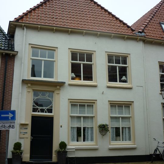 Pand met verdieping en hoog schilddak