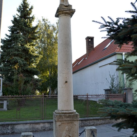 Kríž pred kostolom