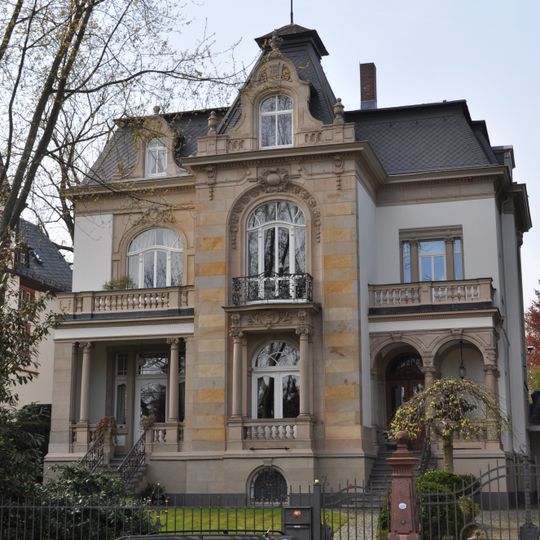 Villa mit Garten und Einfriedung