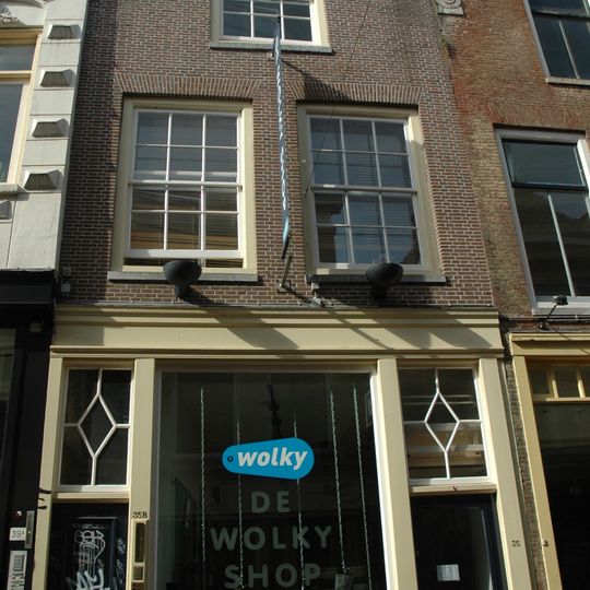 Pand met in- en uitgezwenkte halsgevel