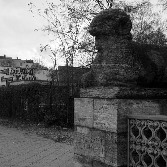 Widderfigur nord-westlich an der Gotzkowskybrücke