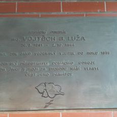 Pamětní deska generála Vojtěcha Luži na Univerzitě obrany na domě Grohova 104/6 v Brně