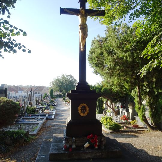 Centrální kříž na hřbitově ve Slavkově u Brna