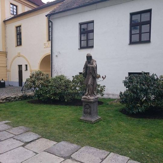 Socha ve dvoře Prácheňského muzea v Písku