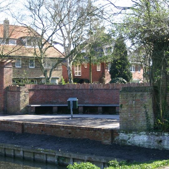 Plantsoen Burchtplein, gedenkbank met pergola's