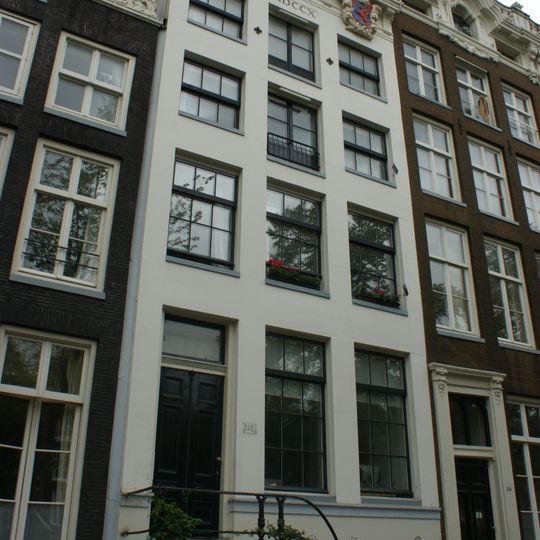 De Groote Keijser, pand met zandstenen gevel onder rechte lijst met triglyfen en wapens, waarop een attiek