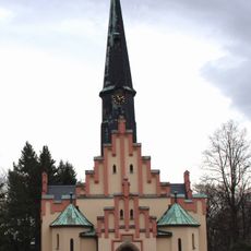 Sachgesamtheit, bestehend aus den Einzeldenkmalen: Kirche mit Ausstattung (u. a. Holzskulptur »Anna Selbdritt« von Peter Breuer) sowie 5 Grabmale auf dem Friedhof (siehe Einzeldenkmalliste gleiche Anschrift obj 09231312) sowie Friedhofsgestaltung (