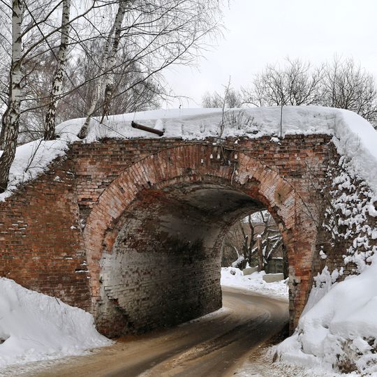 Арка в насыпи железной дороги к нефтяному резервуару