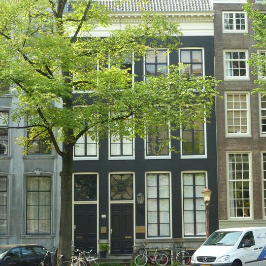 Pand met vierraamsgevel onder rechte lijst met empire deuren en snijramen