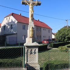 Kříž na návsi v Krahulově