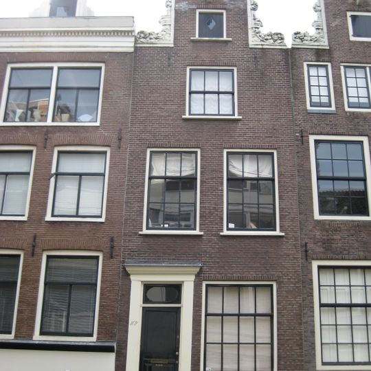 Huis met herbouwde gevel onder de oude hals