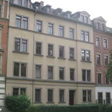 Mietshaus in geschlossener Bebauung mit Vorgarten Müllerstraße 3