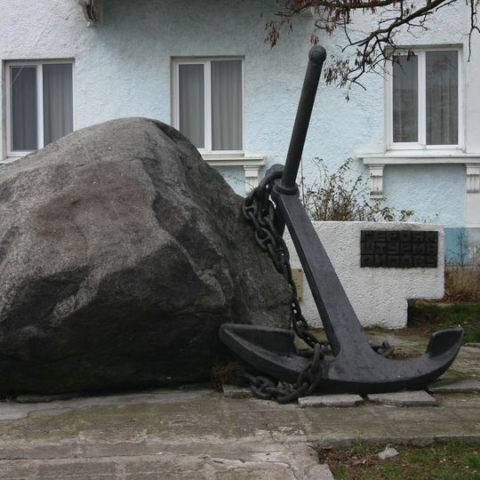 Мемориальный камень морякам — героям штурма г. Пиллау