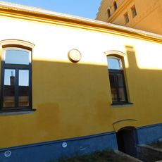 Pamětní deska Bohumila Hrabala na Měšťanském pivovaru v Polné