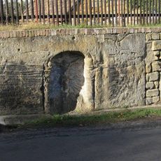 Reliéf Ježíše Krista vytesaný ve skále u komunikace pod návsí ve Vidimi