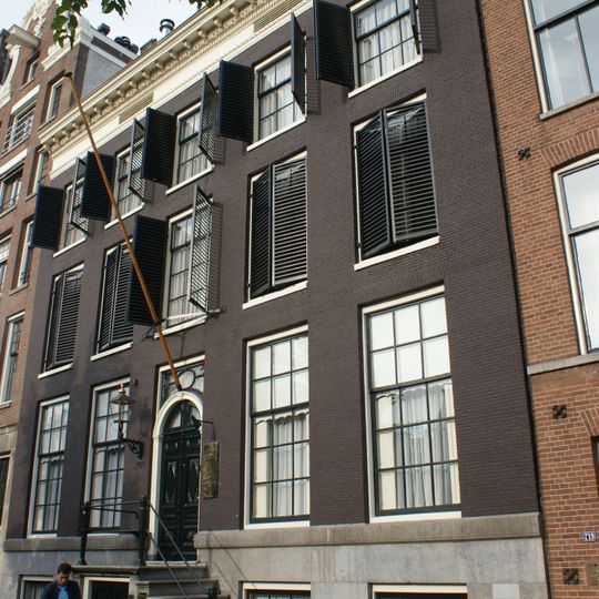 Dubbel huis met gevel onder gesneden lijst