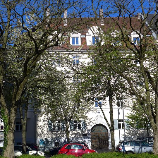 Teil einer historisierenden Mietshausgruppe