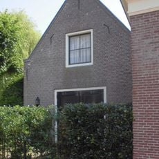 Twee dienstgebouwen, koetshuizen behorend bij Beek en Hof, houten aanlegsteiger met banken aan de Vecht, theekoepel, kinderhuisje.