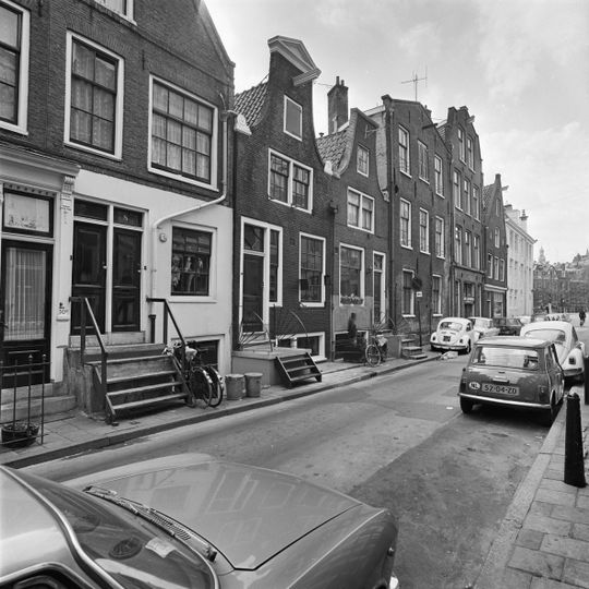 Pand met gevel onder rechte lijst met consoles