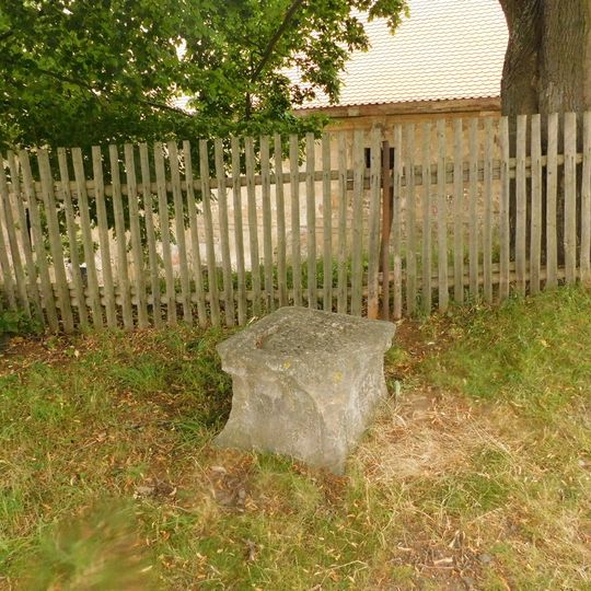 Socha v zámeckém parku ve Valči u bývalého pivovaru