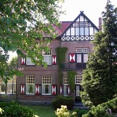 Vrijstaande villa met kantoor in overgangsarchitectuur