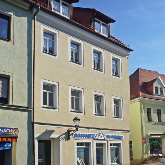 Wohnhaus in Ecklage und massives, wohl älteres Hintergebäude Herrengasse 11