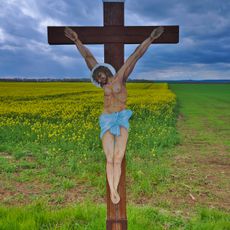 Dřevěný kříž u Tištína vedle silnice