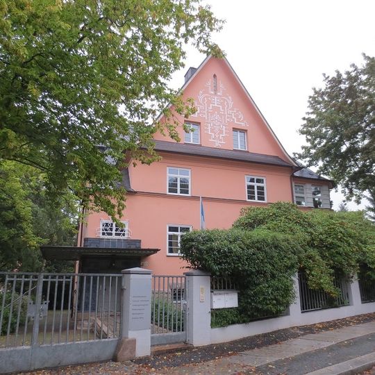 Villa mit Garten und Einfriedung Kapellenberg 1