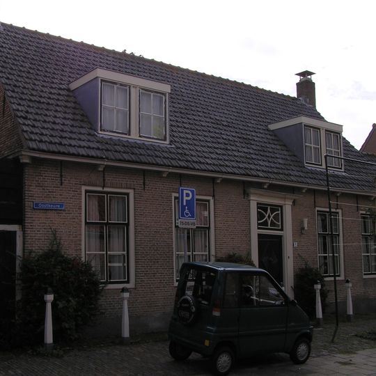 Klein dwarshuisje aangebouwd tegen nr 1