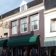 Huis met lijstgeveltje van parterre en verdieping