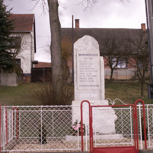 Pomník padlým ve středu Kundratic