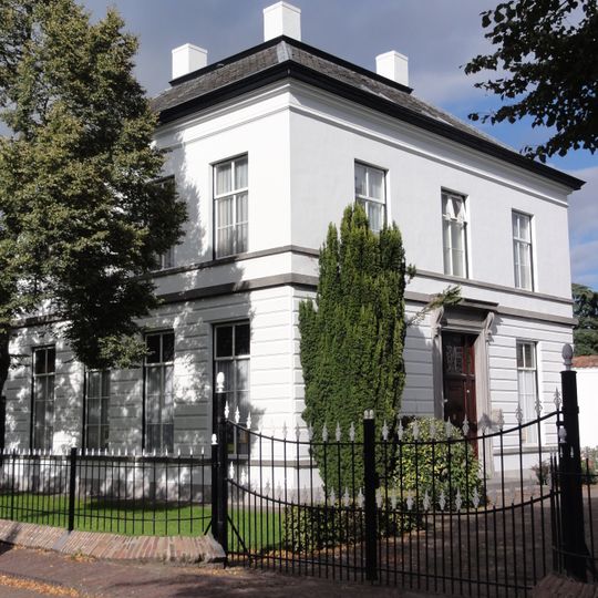 Groot herenhuis met hardstenen waterlijsten