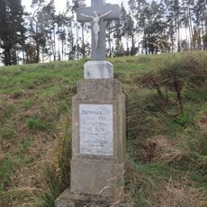 Kříž u silnice východně od Hlubokého