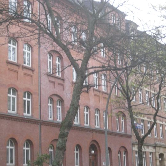 Mietshaus in geschlossener Bebauung mit Vorgarten Klarastraße 36