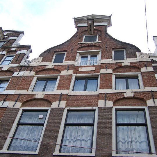 Pand met gevel van het type met grote blokken top gewijzigd tot in- en uitgezwenkte hals