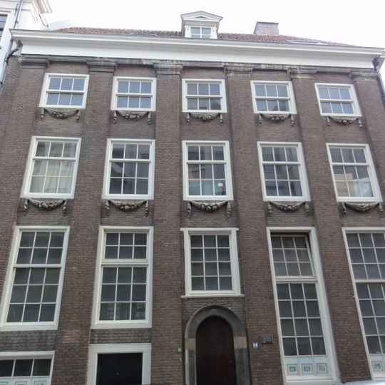 Patriciershuis met twee verdiepingen en schilddak