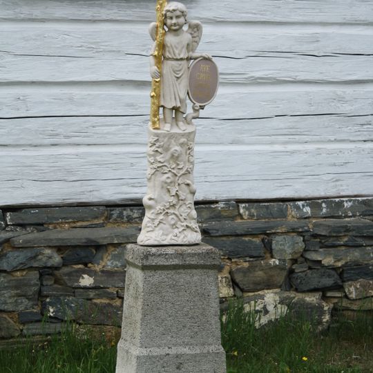 Umělecký kříž před roubenou venkovskou usedlostí čp.20 v Eši