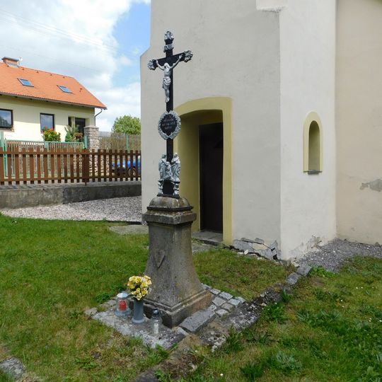 Kříž u kaple v Budíkově