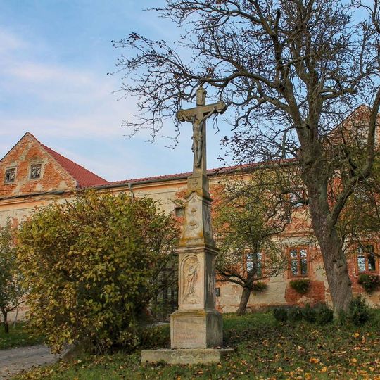 Kříž ve středu Vacetína poblíž kaple