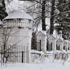 Ограда с воротами (Цикуль)